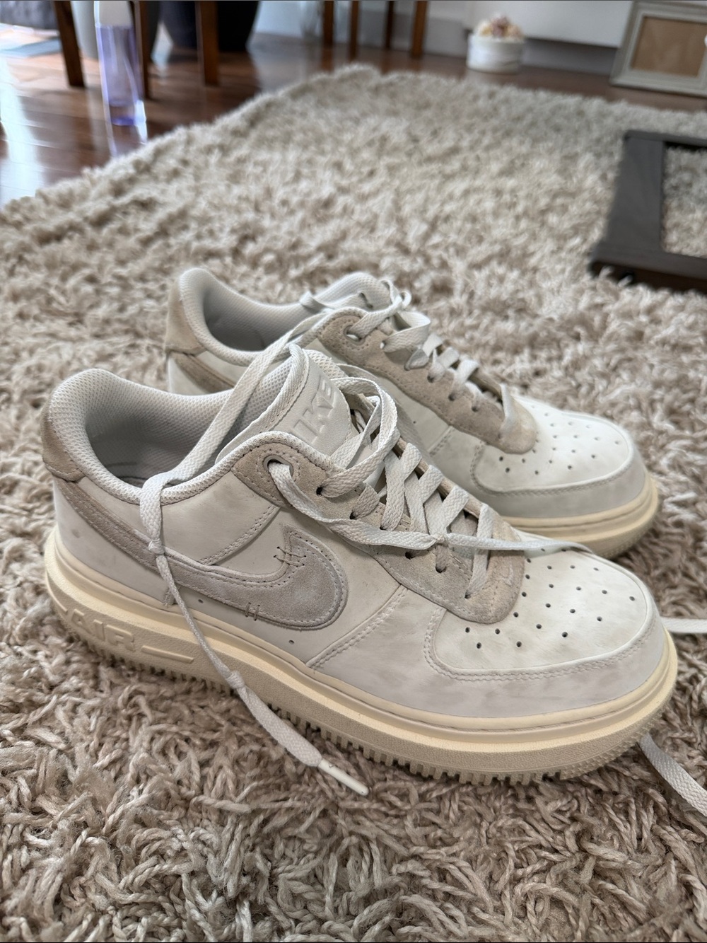 Nike Men's Low-Top Sneakers in Light Gray and Cream